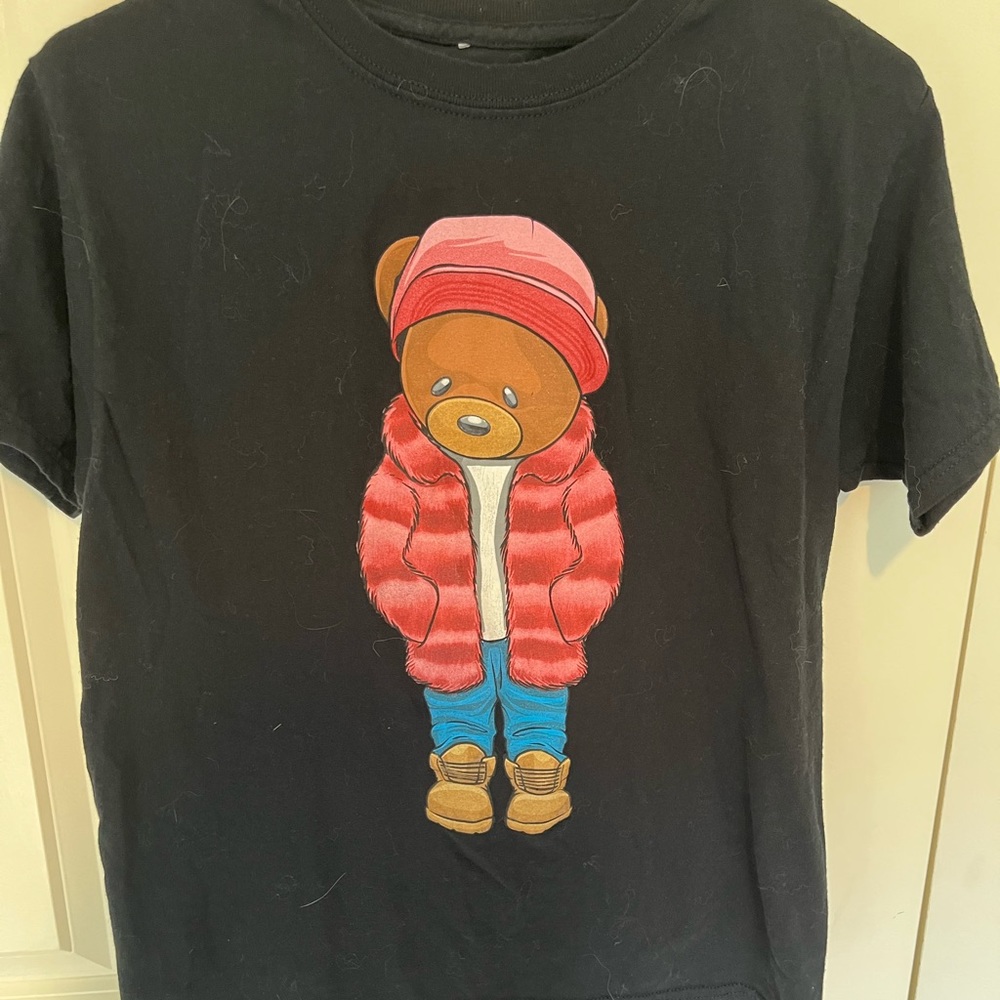 Black tee with cute bear in winterwear💗